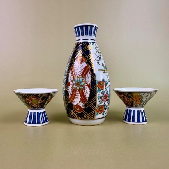 Vintage OMC Imari-Style Japanese Sake Set | Carafe & 2 Cups | Hand-Painted - Picture 2 of 11